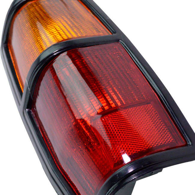 FAROL TRASERO LH NEGRO NISSAN 720 1985/19923