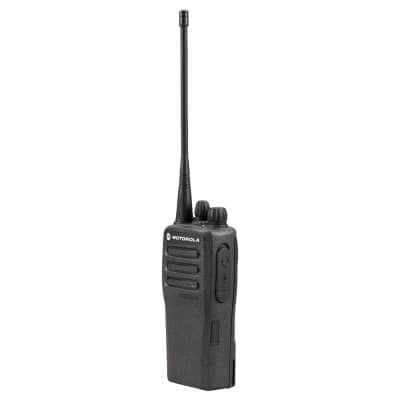EQUIPO MOTOROLA VHF DEP250 ANALOGO/DIGITAL 16C1