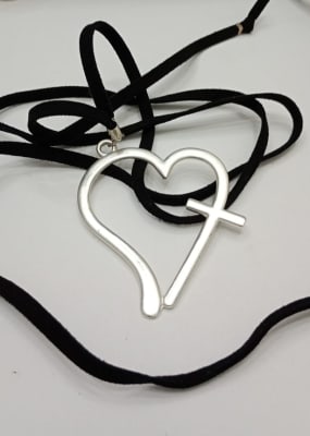 Collar Gamuza Corazón Cruz1
