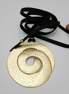 Collar Gamuza Caracola Oro1