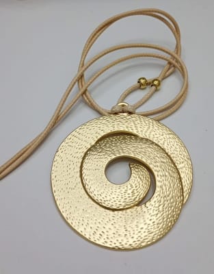 Collar Cuerda Caracola Oro1