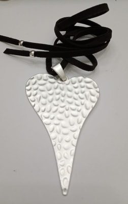 Collar Gamuza Maxi Corazón Plata1