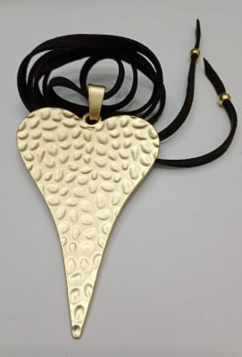 Collar Gamuza Maxi Corazón Oro1
