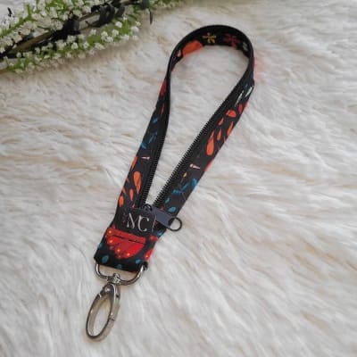 Porta chaqueta - Flores rojas1