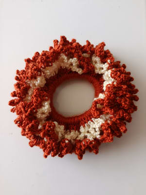 Scrunchies beige y naranjo1