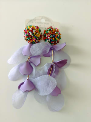 Aros Mostacilla y pétalos de género lila1