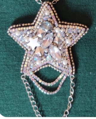 Prendedor estrella cadena plateada1