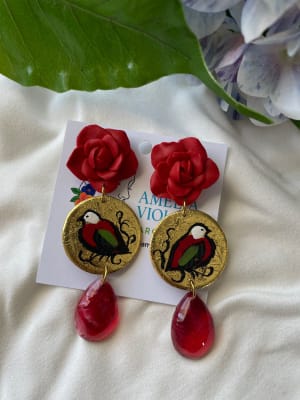 Aros Flor roja base dorada pajarito1