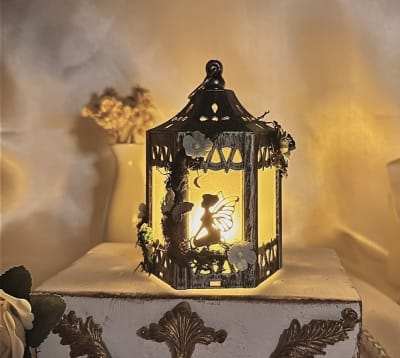 Farol pequeño hada sentada negro y plata1