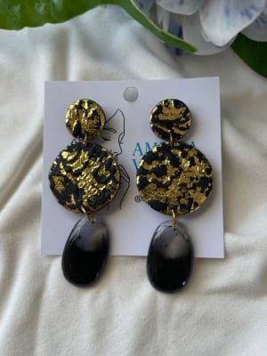 Aros negro dorado con gota de resina negra1
