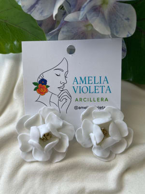 Aros Flor blanca mediana con pistilo de piedras doradas1