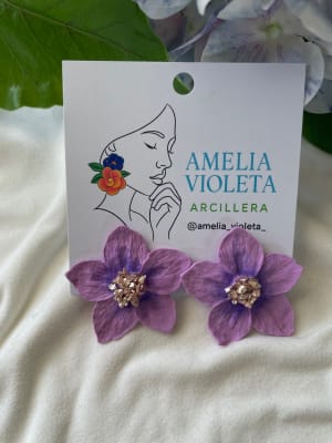 Aros Flor Chica lila con pistilo de piedras1