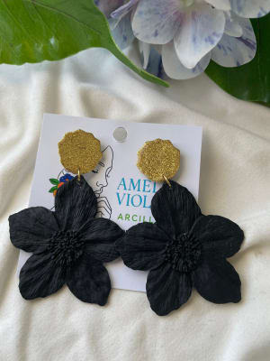 Aros Flor negra simple con colgante dorado1