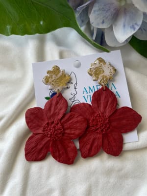 Aros Flor simple roja colgante blanco dorado1