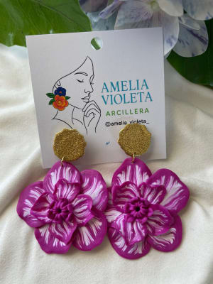 Aros Maxi flor en tonos fucsia y blanco y colgante dorado1