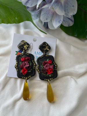 Aros Cabujón base negra flores rojas con gota resina1