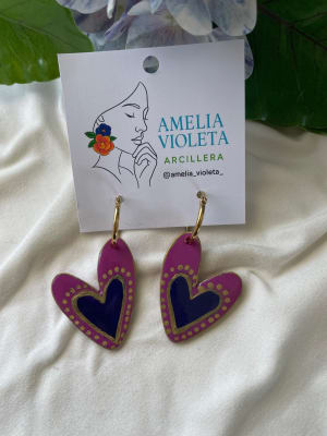 Aros Corazón fucsia y azul con argolla de acero1