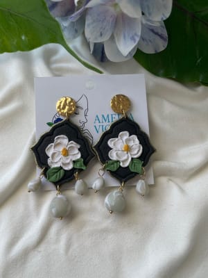 Aros Cabujón base negra magnolia y colgante dorado1