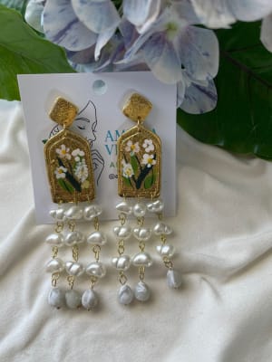 Aros base dorada pintada y cortina de perlas1