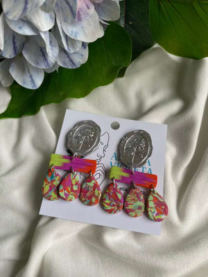 Aros Colgante plateado y cortina multi color1