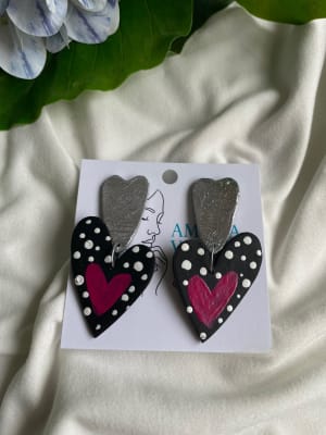 Aros Corazón estrambótico negro fucsia puntos blancos1