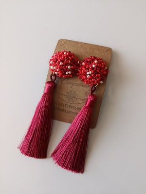 Aros mostacillas y borlas rojas1