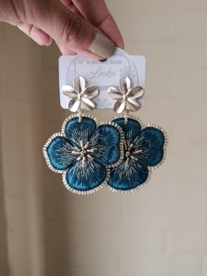 Aros pasamanería verdes bordados, flor plateada1