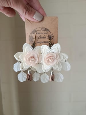 Aros pasamanería flor beige, flor colgante café1