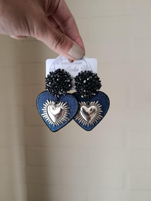 Aros Corazón de jeans, chacón y dije de corazón plateados1
