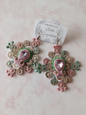 Aros pasamanería y soutache, mostacilla verde1