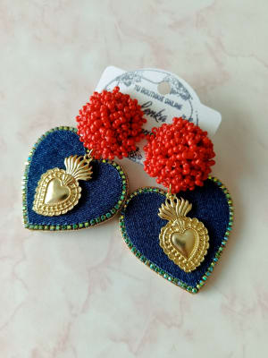 Aros chascón rojo mostacilla y tela de jeans reciclados, corazón dorado.1
