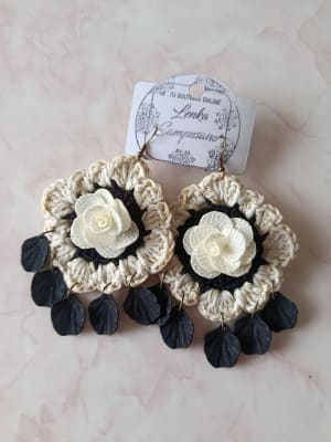 Aros crochet, negro y beige.1