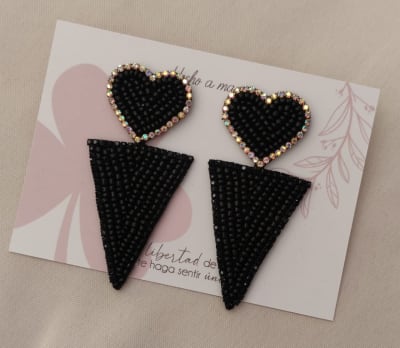 Aros Triángulo Corazón colgante negro1