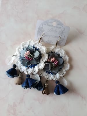Aros crochet blancos, flor ploma1