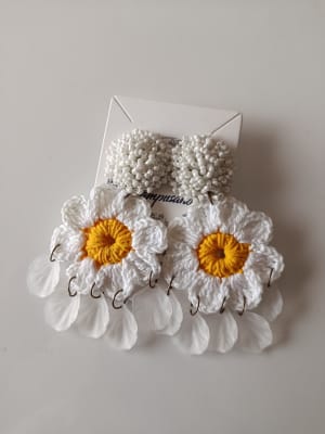 Aros crochet mostacilla blanca, flor blanca1