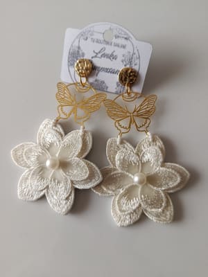 Aros pasamanería blancos, dije de mariposa1