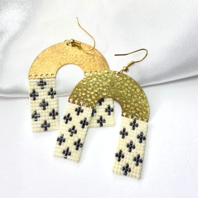 Aros Hortensia Largos blanco negro1