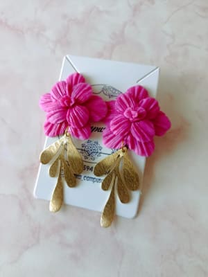 Aros flor fucsia hoja dorada1