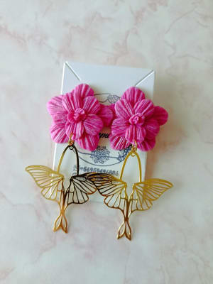 Aros flor fucsia mariposa dorada1