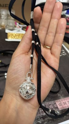 Collar gamuza llamador ángel plata1