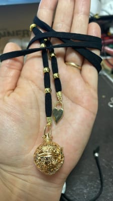 Collar gamuza llamador ángel oro1