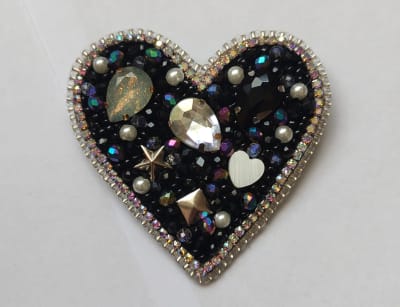 Prendedor corazón negro1