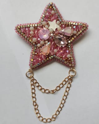 Prendedor estrella rosada cadena1