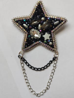 Prendedor estrella negra cadena1