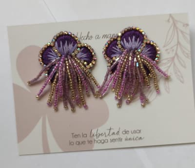 Flor bordada flecos morada1