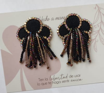 Flor bordada flecos negra1