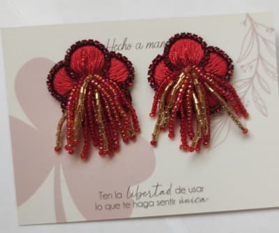 Flor bordada flecos roja1