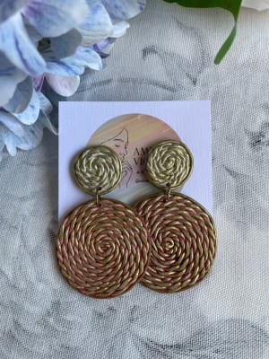 Círculos tejidos beige dorado1