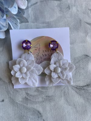 Flor blanca con colgante brillante1