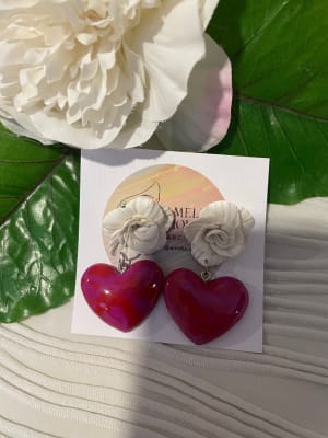 Corazón rojo flor blanca1